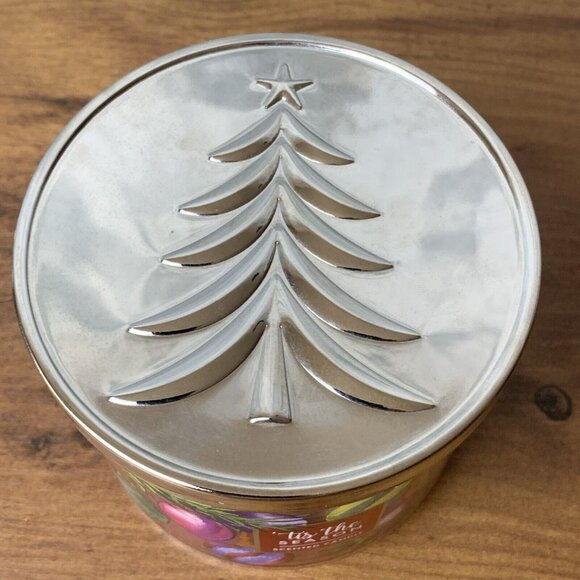 It’s The season White Barn 3 Wick Candle NEW Holiday Apples Cinnamon Pine 14.5oz - Picture 3 of 6